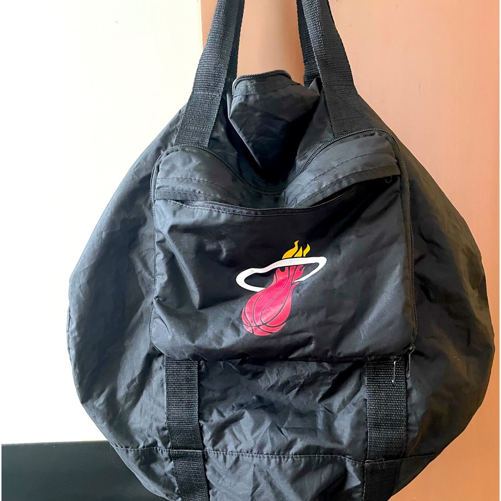 Miami Heat duffle bag-new-clean-lightweight-black/red-NBA-Several compartments.